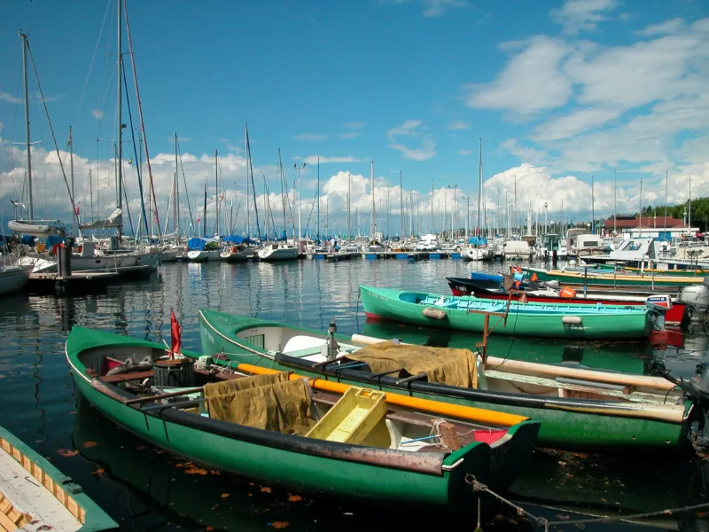 El puerto de Thonon-les-Bains con sus barcos tradicionales