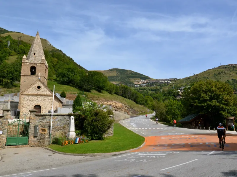 Pueblo de Huez en la subida a Alpe d'Huez