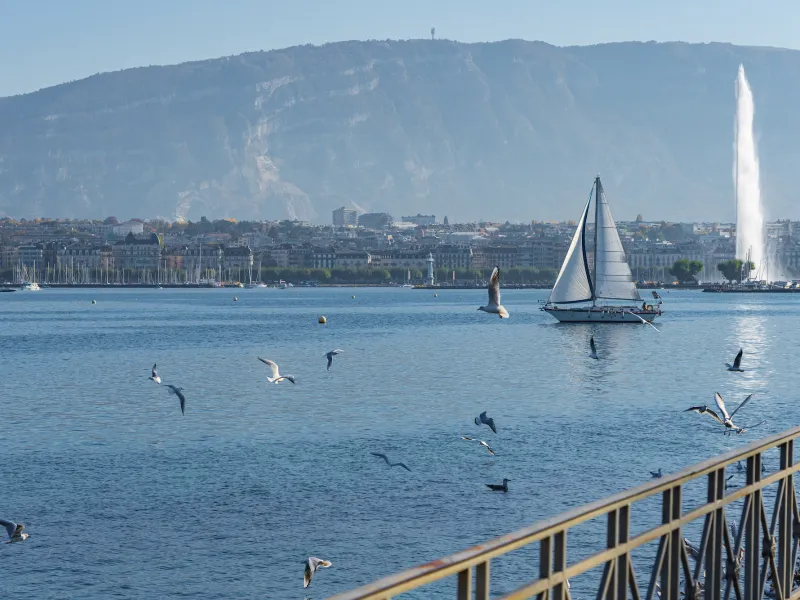 Vista de la Salève desde la orilla del lago en Ginebra