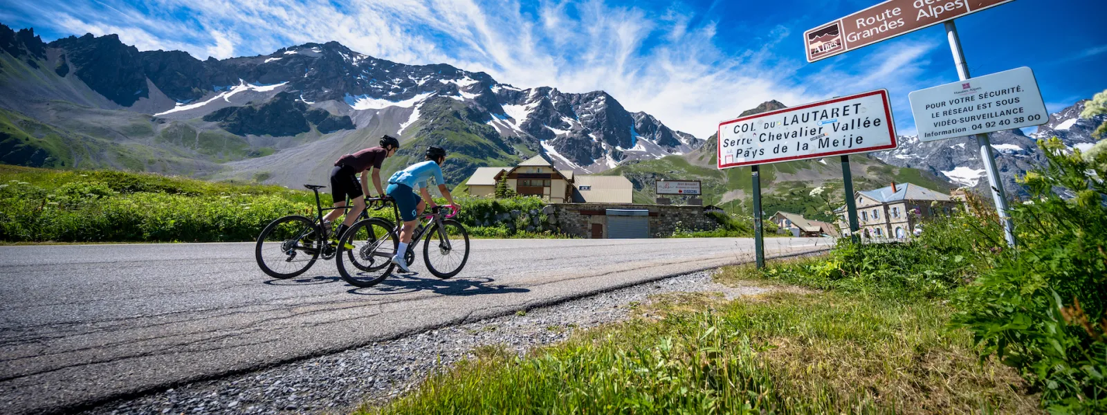 Ciclistas en el Col du Lautaret de la Ruta de los Grandes Alpes