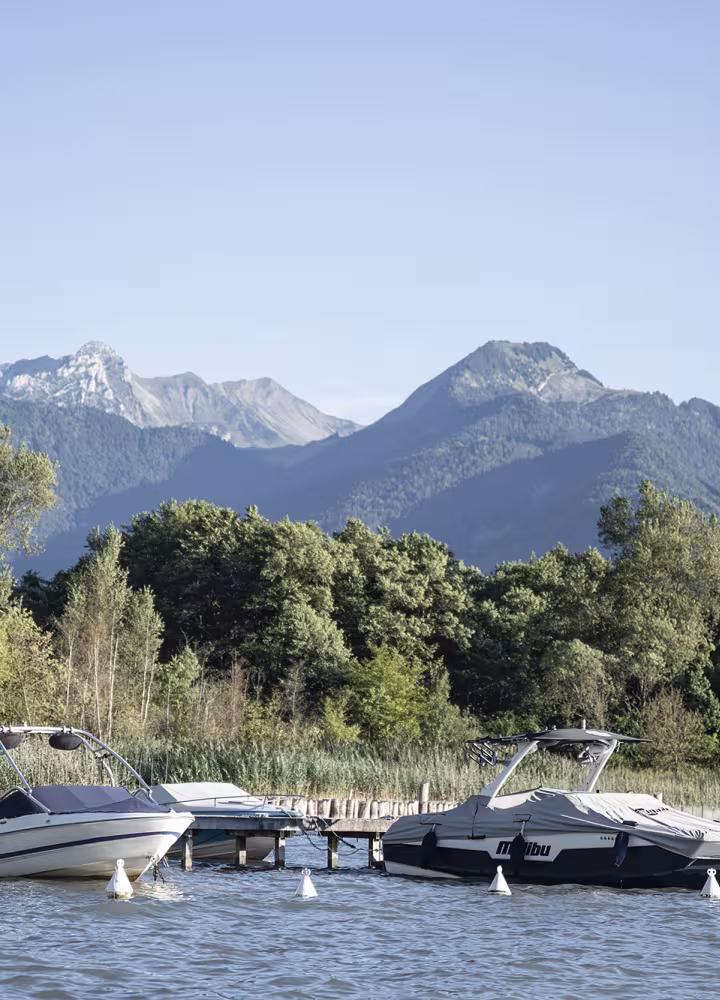 Barcos en el lago de Annecy en el nacimiento del lago
