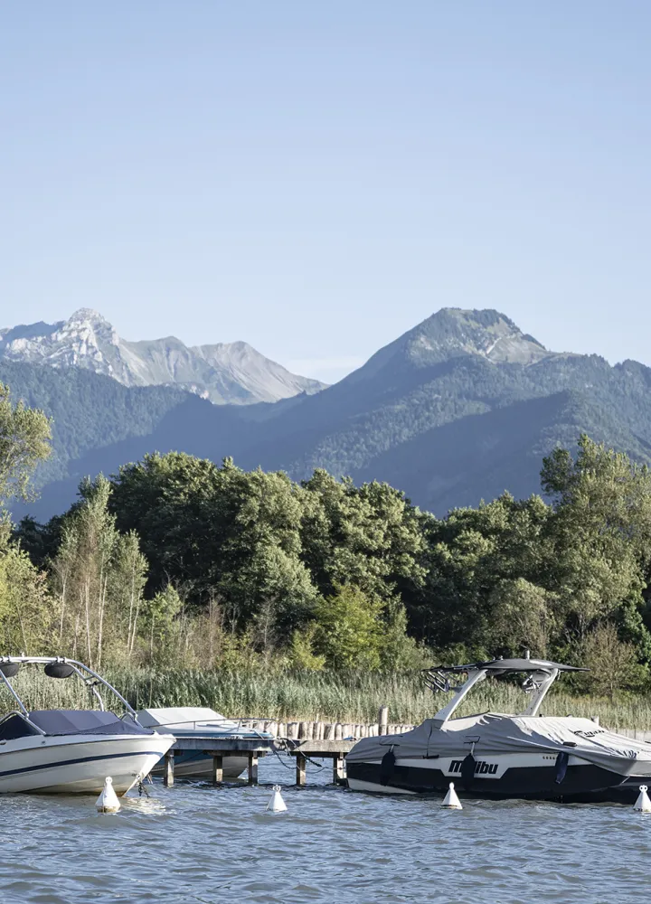 Barcos en el lago de Annecy en el nacimiento del lago