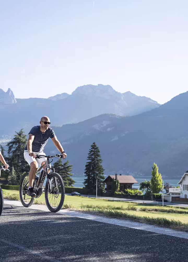 Carril bici en el nacimiento del lago de Annecy