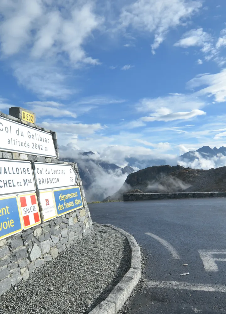 En la cima del Col du Galibier en la Route des Grandes Alpes
