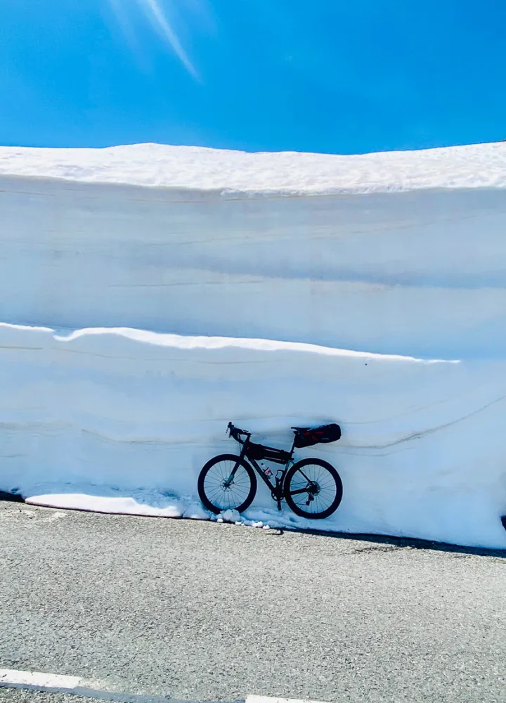 Pedaleando entre la nieve en el Col du Galibier