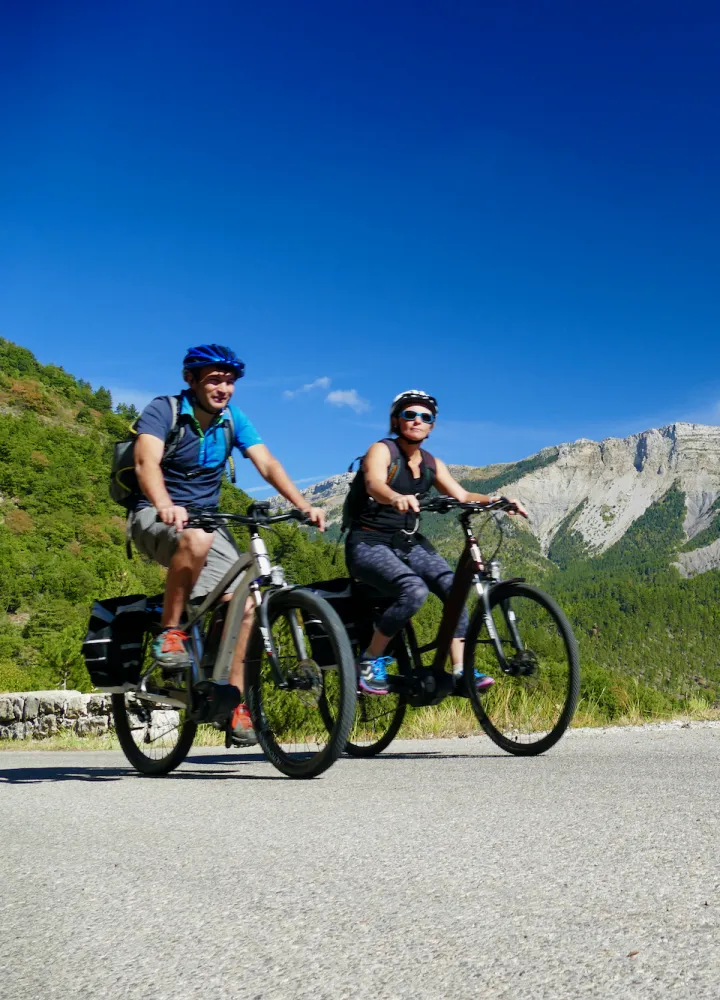 Acantilados escarpados en los Prealpes de Digne