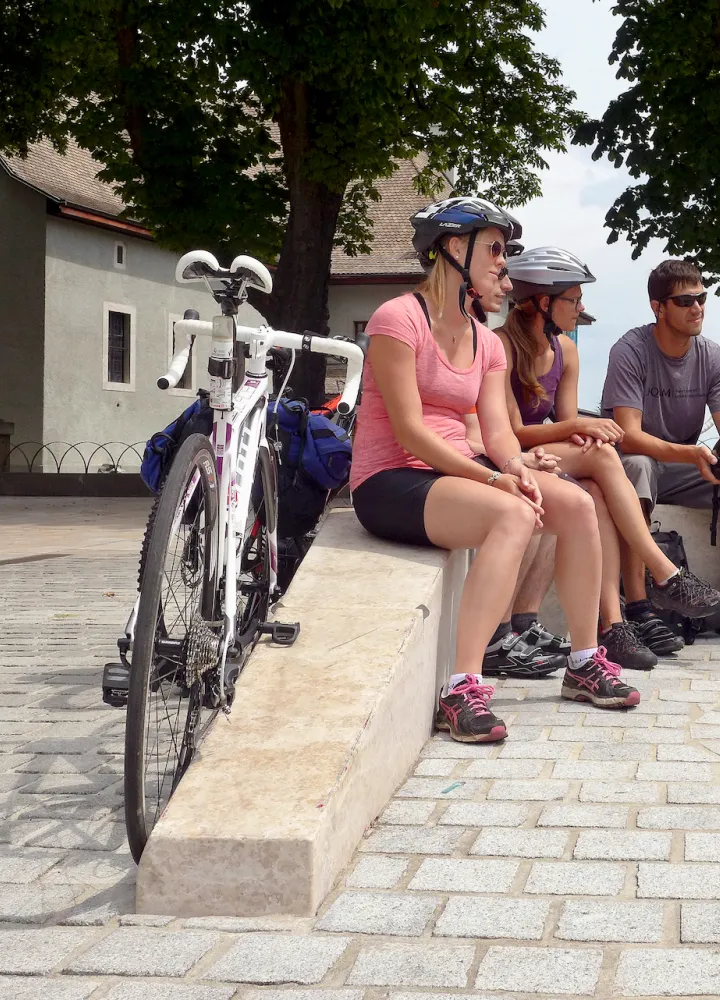 Grupo que sale de la Route des Grandes Alpes en bicicleta