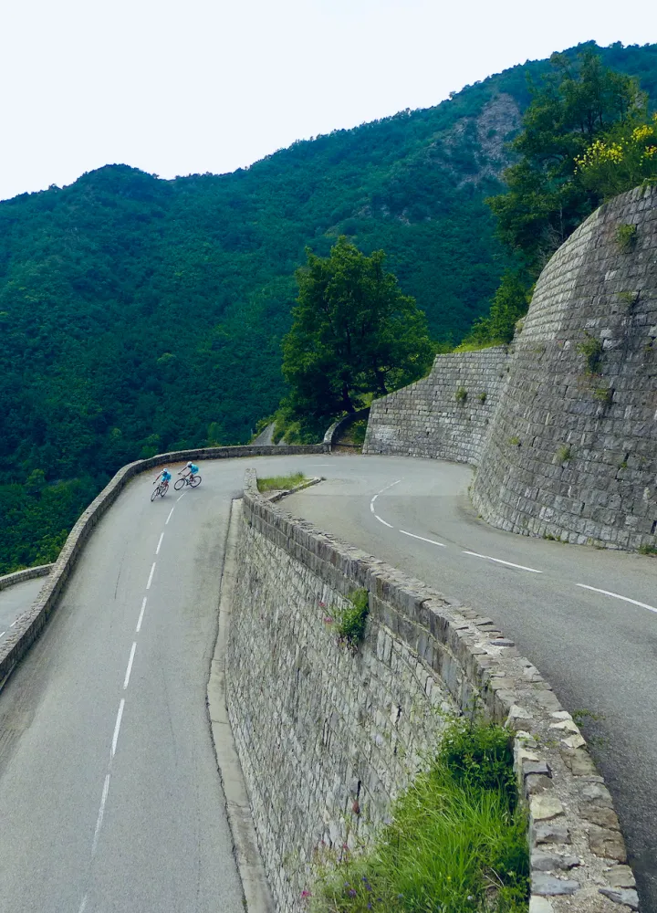 Cordones en la cara sur del Col de Turini, cerca de Moulinet