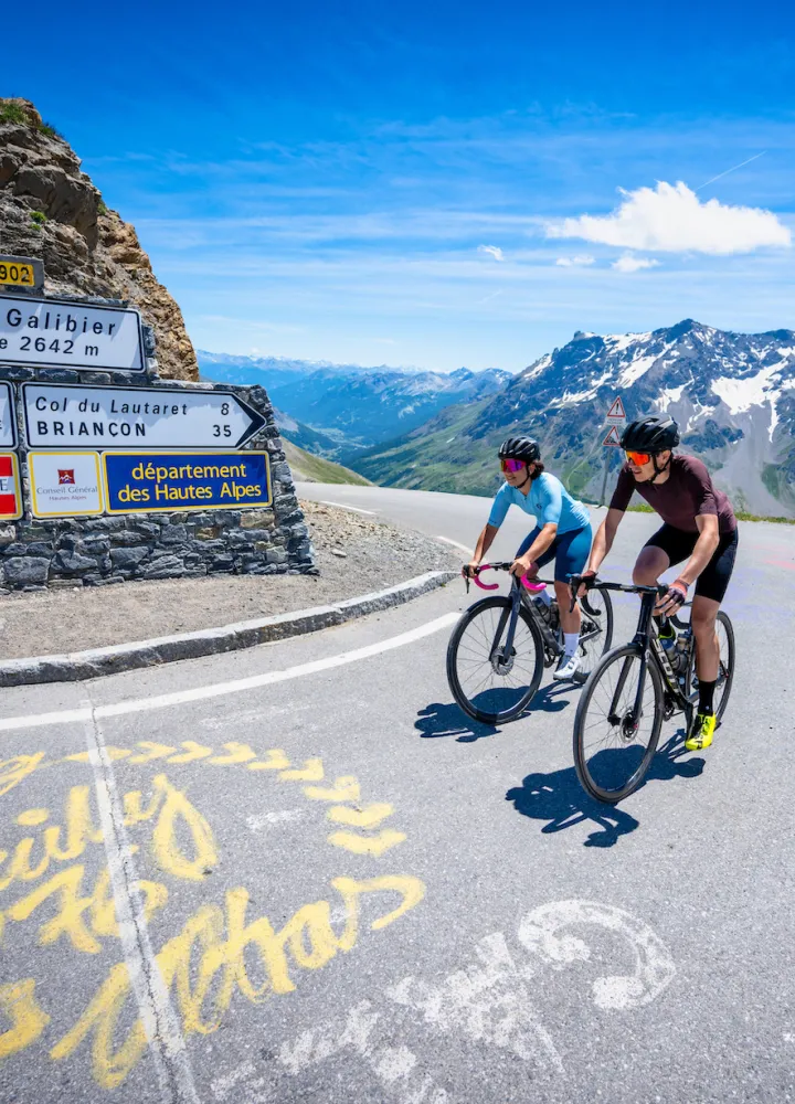Llegada a la cima del Col du Galibier