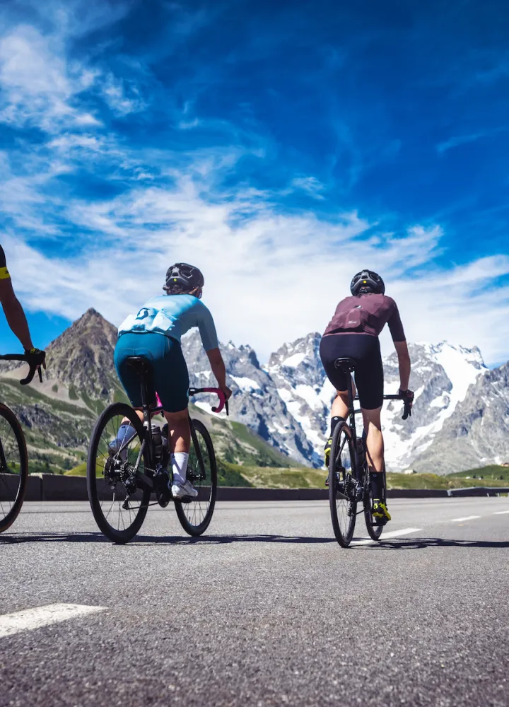tres ciclistas en la Route des Grandes Alpes