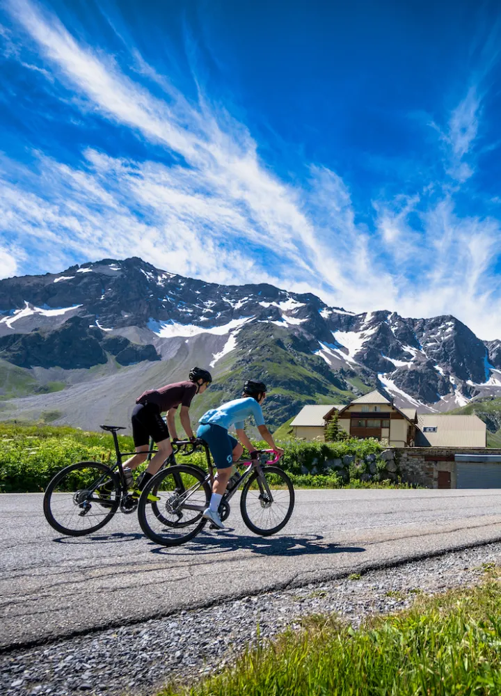 Ciclistas en el Col du Lautaret de la Ruta de los Grandes Alpes