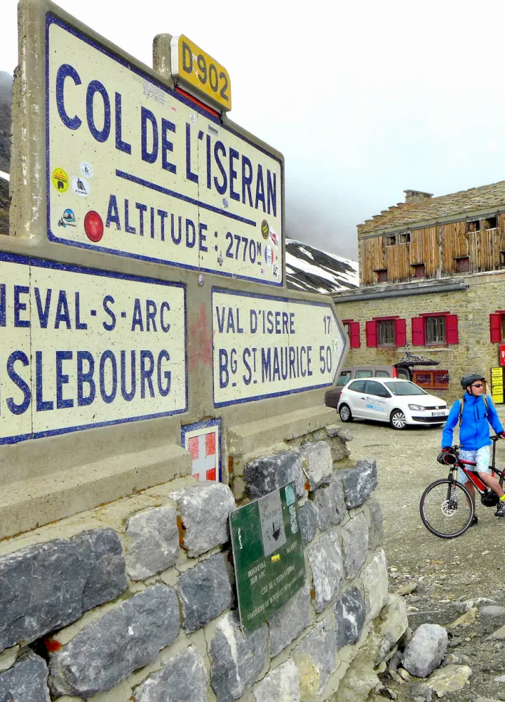 En bicicleta hasta la cima del Col de l'Iseran, el puerto de montaña más alto de Europa y Santo Grial de los ciclistas