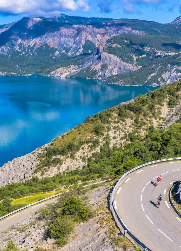 Lago de Serre-Ponçon en Sauze-du-Lac