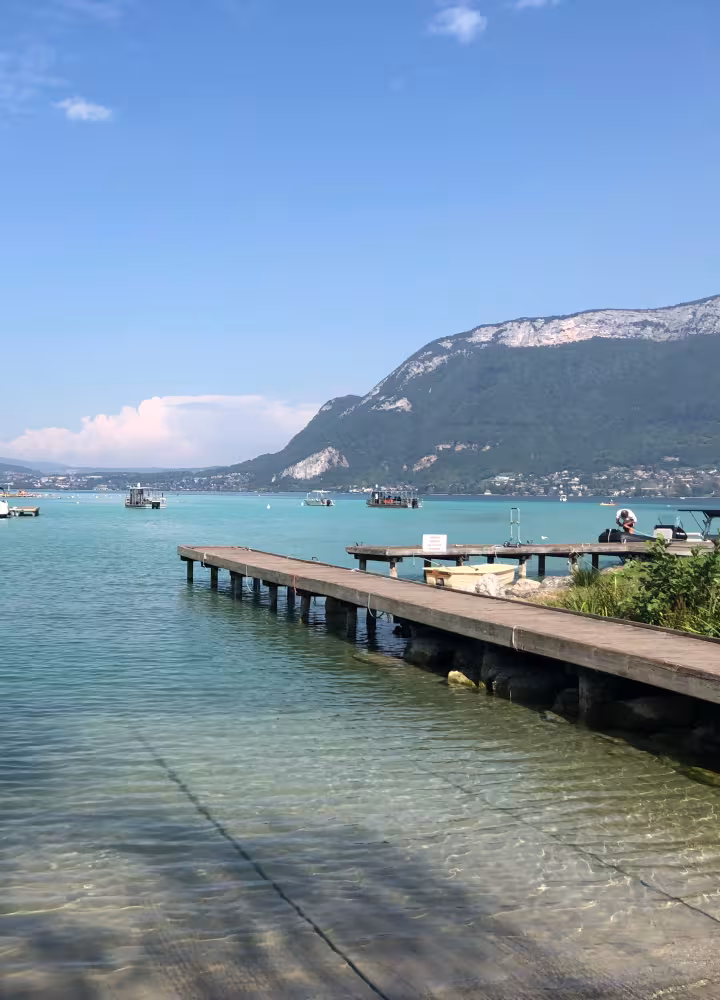 Lago de Annecy en el tramo entre Le Grand-Bornand y Beaufort-sur-Doron