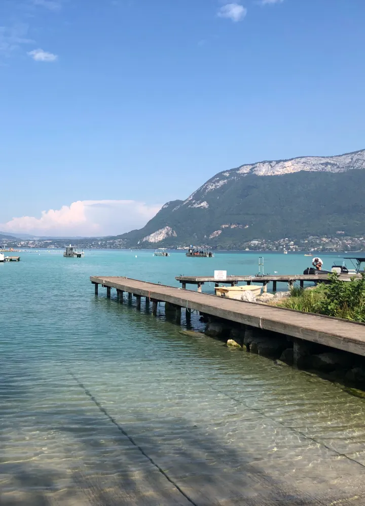 Lago de Annecy en el tramo entre Le Grand-Bornand y Beaufort-sur-Doron