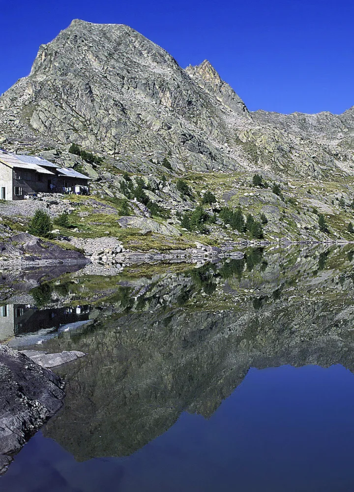 El refugio de las Merveilles frente al lago Long Supérieur des Merveilles