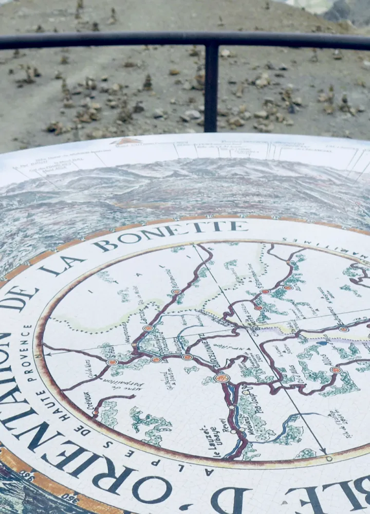 Mesa de orientación en la Cime de la Bonette, la Ruta más alta de Europa