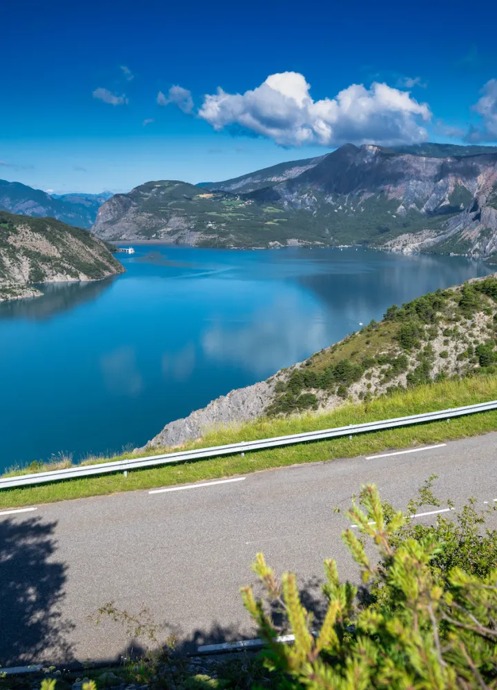 Lago y presa de Serre Ponçon