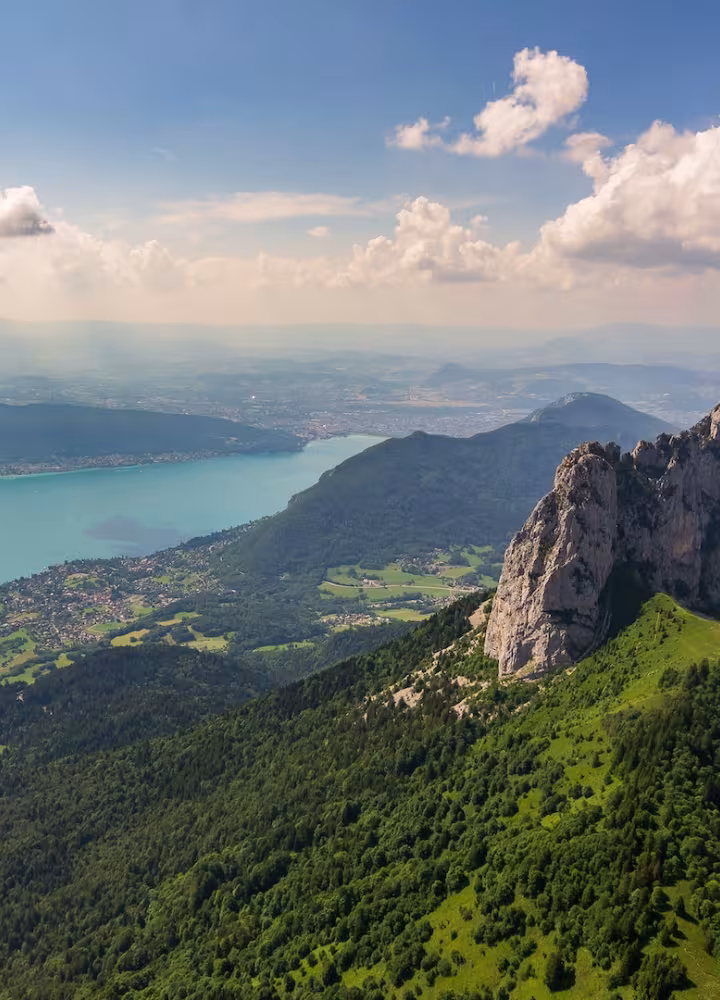 Vista_aérea_del_lago_y_parapente_sobre_Dents de Lanfon
