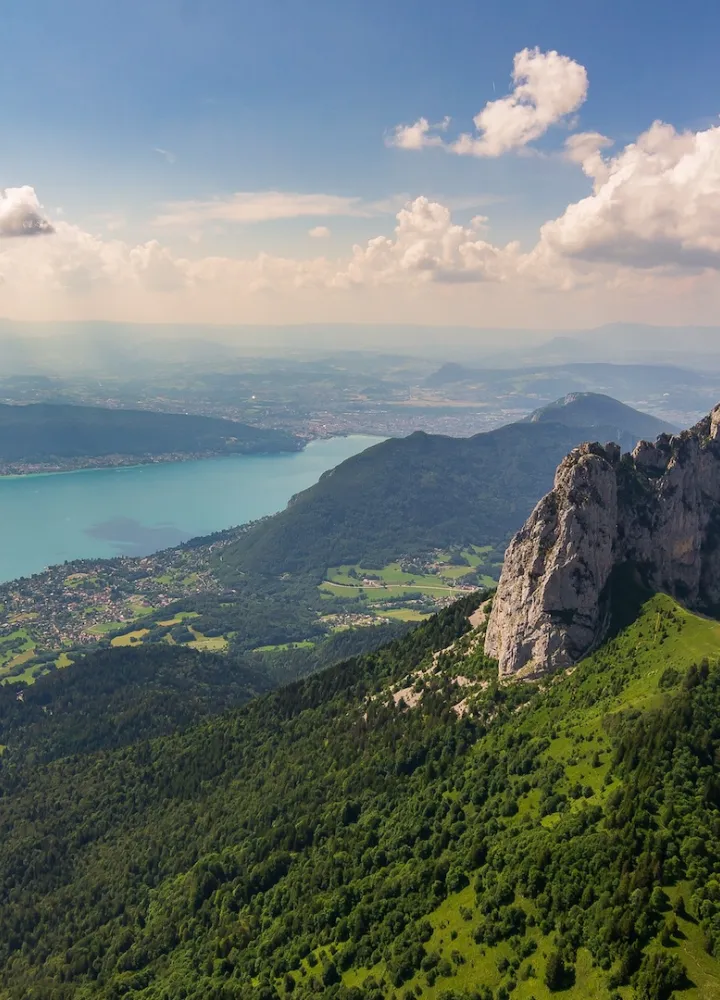 Vista_aérea_del_lago_y_parapente_sobre_Dents de Lanfon