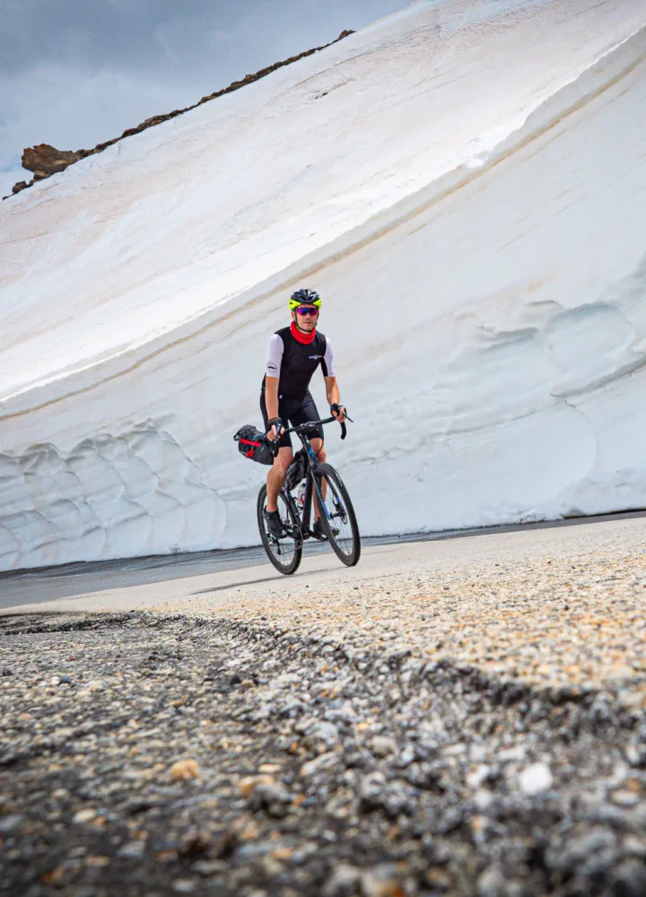 Ciclistas muros de nieve galibier