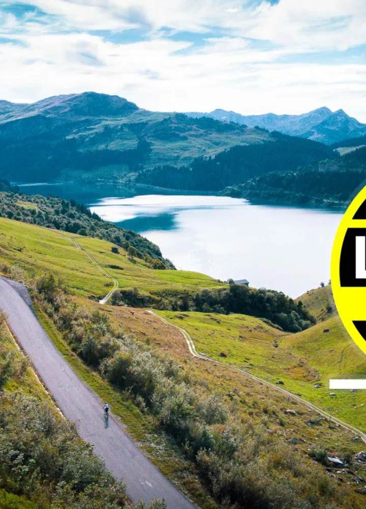 foto del lago de roselend en bicicleta con el logotipo de etape du tour