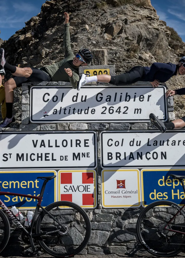 grupo ciclista en la cima del Col du Galibier