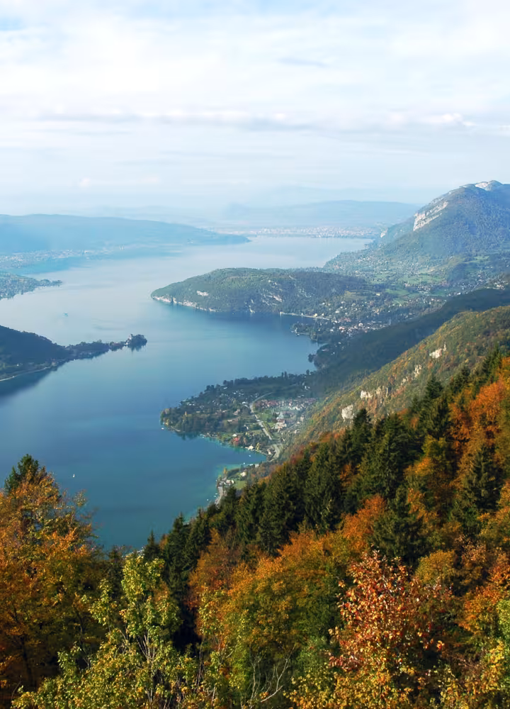 Las aguas cristalinas del lago de Annecy