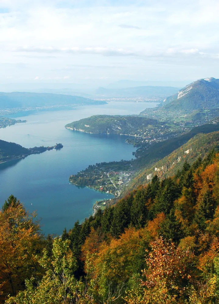 Las aguas cristalinas del lago de Annecy