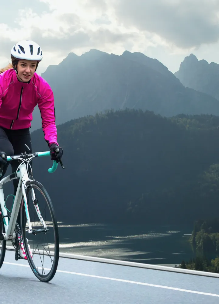 Cruzar los Alpes en bicicleta bajo la lluvia