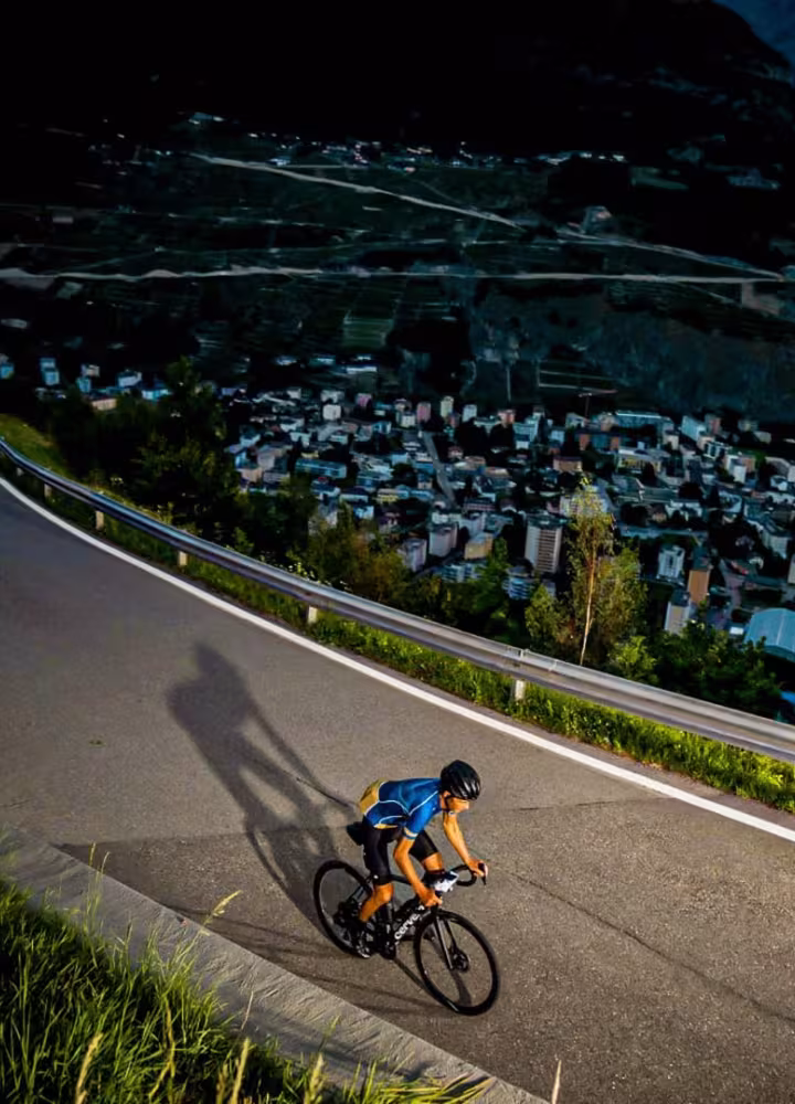 Cycliste sur Route des Grandes Alpes à vélo et VAE