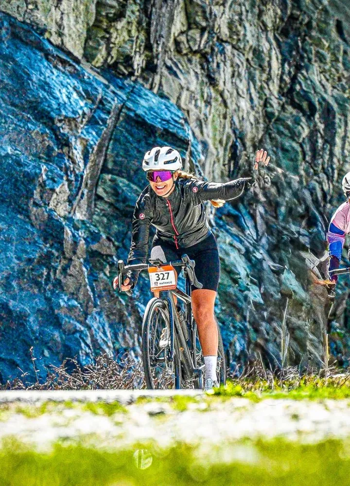 Cyclistes sur Route des Grandes Alpes à vélo et VAE