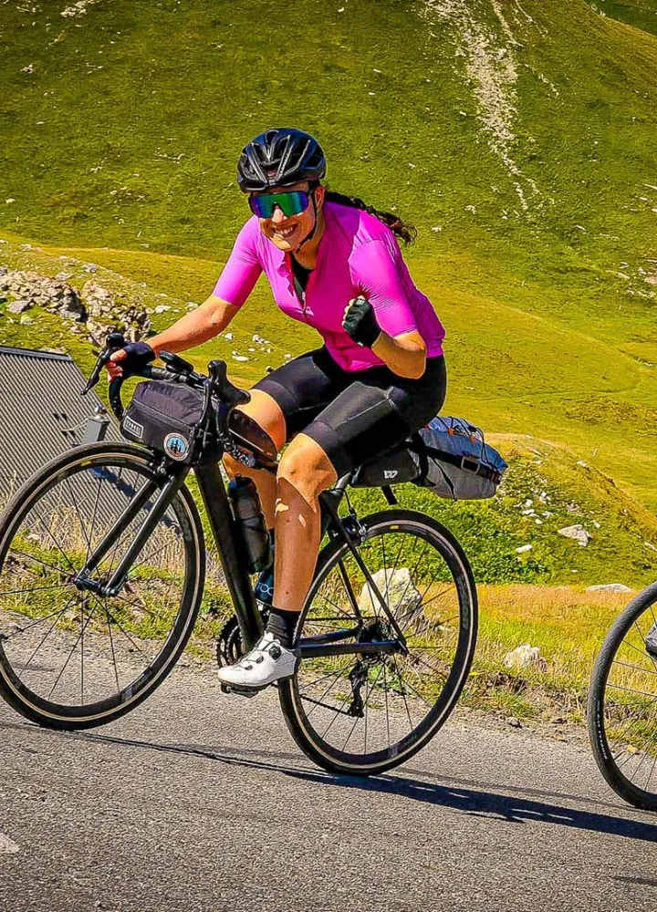 Cyclistes sur Route des Grandes Alpes à vélo et VAE