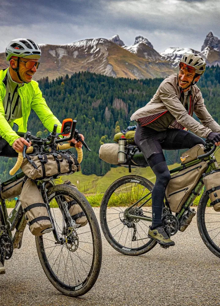 Cyclistes sur Route des Grandes Alpes à vélo et VAE