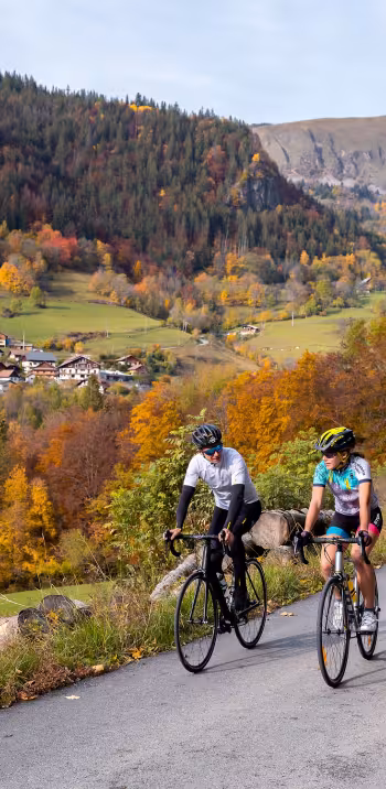 062-25102020-2020_IAM_CYCLOTOURISTES_COL EPINE SERRAVAL┬®Tristan Shu - Montañas de Annecy.jpg