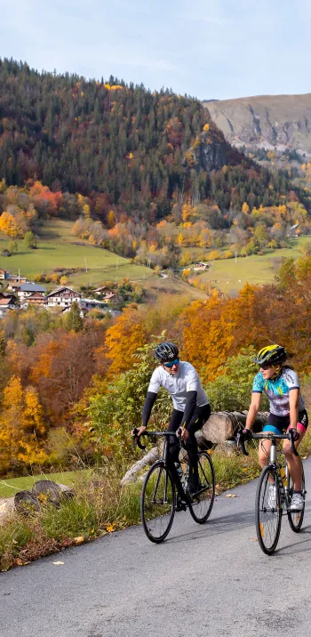 062-25102020-2020_IAM_CYCLOTOURISTES_COL EPINE SERRAVAL┬®Tristan Shu - Montañas de Annecy.jpg