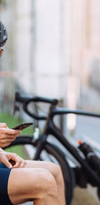 Cycliste avec téléphone.jpg
