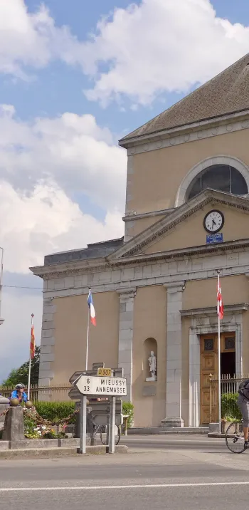 Ciclistas frente a la iglesia Saint-Jean-Baptiste de Taninges