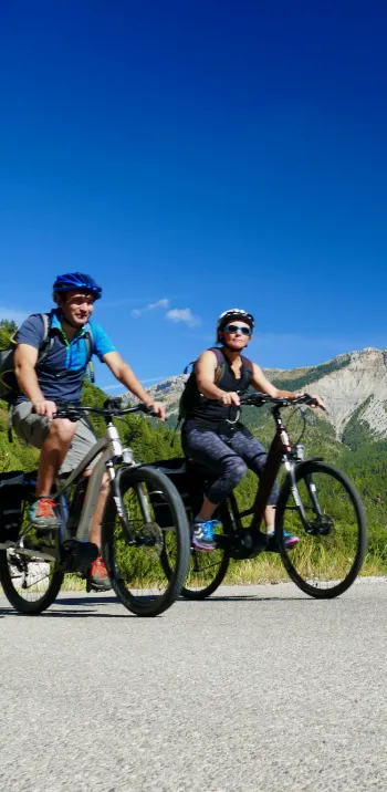 Acantilados escarpados en los Prealpes de Digne