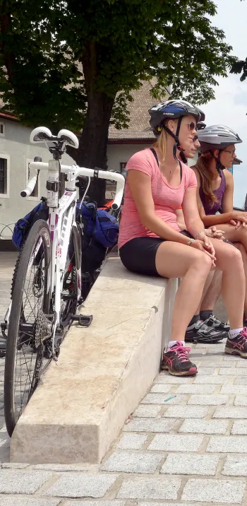 Grupo que sale de la Route des Grandes Alpes en bicicleta