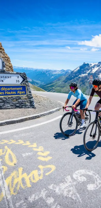 Llegada a la cima del Col du Galibier, el paraíso de los ciclistas