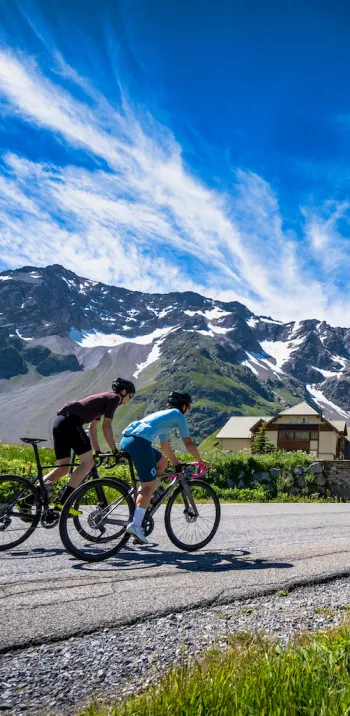 Ciclistas en el Col du Lautaret de la Route des Grandes Alpes