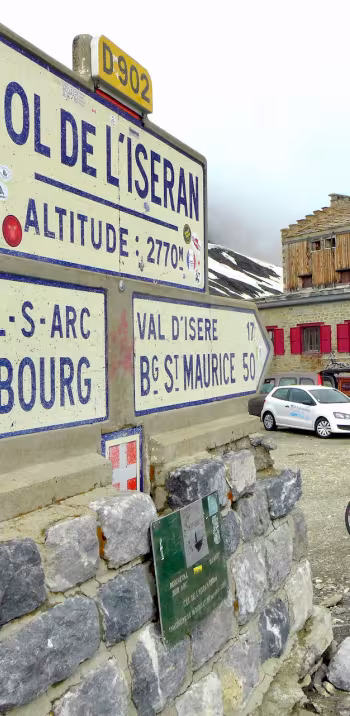 En bicicleta hasta la cima del Col de l'Iseran, el puerto de montaña más alto de Europa y Santo Grial de los ciclistas