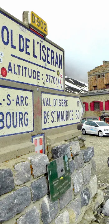 En bicicleta hasta la cima del Col de l'Iseran, el puerto de montaña más alto de Europa y Santo Grial de los ciclistas