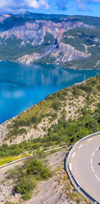 Lago de Serre-Ponçon en Sauze-du-Lac