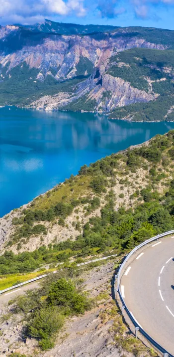 Lago de Serre-Ponçon en Sauze-du-Lac