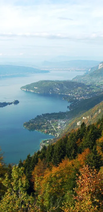 Las aguas cristalinas del lago de Annecy
