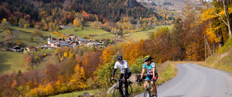062-25102020-2020_IAM_CYCLOTOURISTES_COL EPINE SERRAVAL┬®Tristan Shu - Montañas de Annecy.jpg