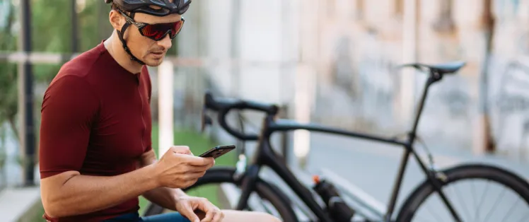 Cycliste avec téléphone.jpg