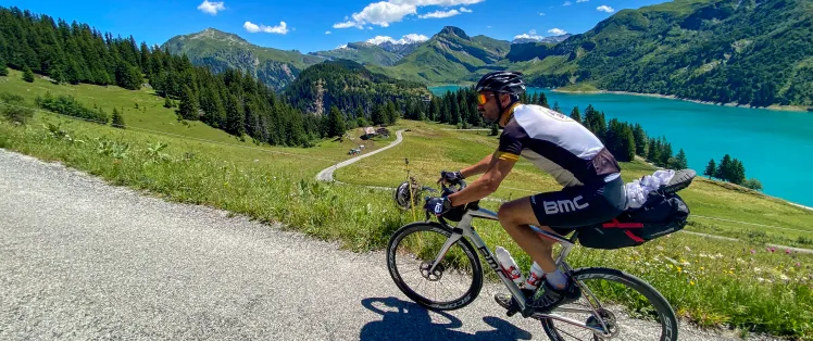 Cycliste à vélo dans les Alpes